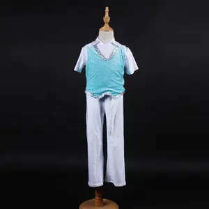 Traje de dança azul com lantejoulas, camiseta branca e calças compridas fantasia