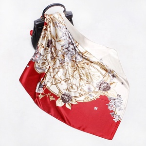 Sciarpa di seta floreale da 90cm con stampa digitale di moda in materiale satinato con grande copricapo quadrato - Product Image 1