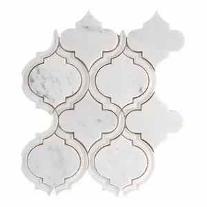 Carrelage de mosaïque en marbre et verre poli, lanterne en carsara blanche, noir et blanc