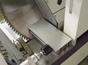 Sierra de Corte de Doble Cabezal CNC para Perfiles de Aluminio de 6000 mm de Longitud - Product Image 3