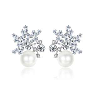 LUOTEEMI Elegante In Oro Bianco Placcato CZ Del <span class=keywords><strong>Fiore</strong></span> Delle Donne Madre Regalo Di Natale Simulato Vite Prigioniera Della Perla <span class=keywords><strong>Orecchini</strong></span> - Product Image 1