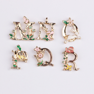 Alfabeto dipinto 26 lettere personalizzate smalto ragazze braccialetti placcato oro ciondoli pendenti moda ciondoli moda ciondoli ciondoli - Product Image 4