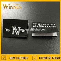 Logo brodé personnalisé Fine Cap Maillots de bain Sous-vêtements Veste Chaussettes Blanc Center Fold Vêtements Étiquettes tissées pour Matelas