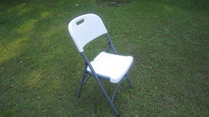 Chaise pliante en plastique blanc Mobilier de patio extérieur avec banc de salle à manger empilable et pliable aspect rotin pour une utilisation dans un parc d'entrée - Product Image 3