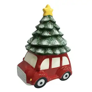 Jarra de biscoito de cerâmica com uma árvore de natal e carro vermelho retrô