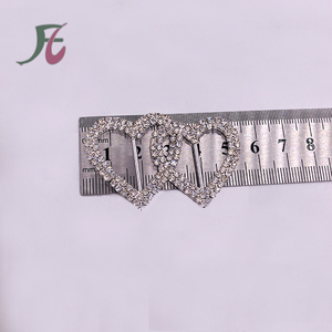 Venta al por mayor 55x45mm corazón plateado <span class=keywords><strong>dos</strong></span> filas <span class=keywords><strong>hebillas</strong></span> <span class=keywords><strong>de</strong></span> diamantes <span class=keywords><strong>de</strong></span> imitación al por mayor para fajas <span class=keywords><strong>de</strong></span> sillas <span class=keywords><strong>de</strong></span> boda - Product Image 4