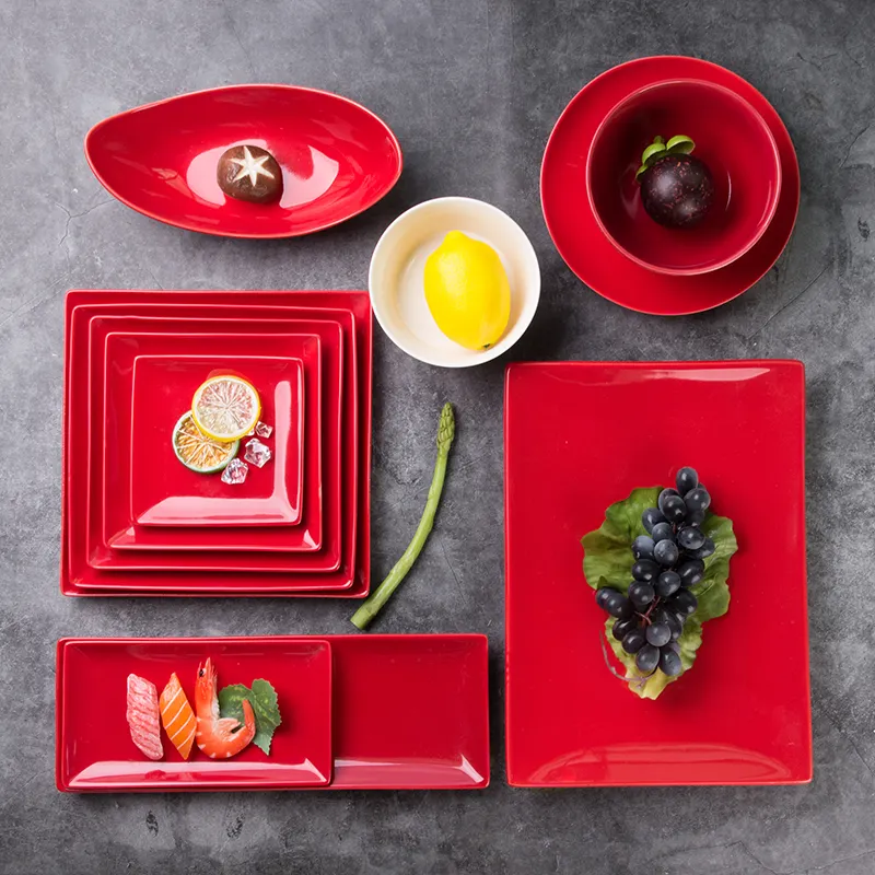 Ensembles de vaisselle en céramique de luxe assiette en céramique rouge ronde et carrée en porcelaine pour restaurant