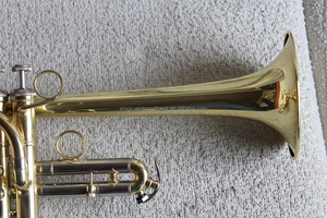 Eb trompeta nivel profesional oro laca trompeta <span class=keywords><strong>instrumentos</strong></span> musicales <span class=keywords><strong>de</strong></span> la fábrica <span class=keywords><strong>de</strong></span> China - Product Image 4