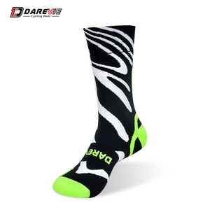 Chaussettes de cyclisme, de course à pied et de basketball Darevie personnalisées - Product Image 3