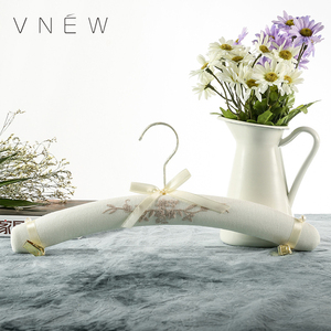 Blanc personnalisé broderie tissu <span class=keywords><strong>cintre</strong></span> <span class=keywords><strong>satin</strong></span> vêtements cintres - Product Image 4