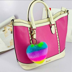 Yongze 10 Cm Cầu Vồng Màu Giọt Mưa Phong Cách <span class=keywords><strong>Keychain</strong></span> Mềm Faux Fur Pom Pom Bóng Trong Hình Trái Tim Cho Túi Sang Trọng Móc Khóa - Product Image 5