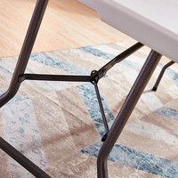 Ensemble de table et de chaises pliantes en plastique portable de conception moderne, blanc, en matériau HDPE pliable pour les événements en plein air à Dubaï