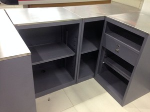 كاشير محل بقالة مع رف عرض للحلوى وطاولة تسوق وطاولة الخروج - Product Image 2