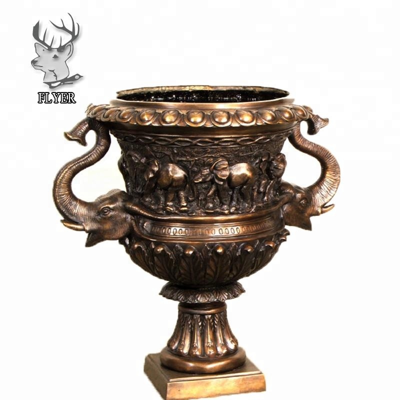 Большая бронзовая урна со слоном для использования на открытом воздухе
