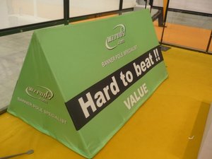 Advertising Display <span class=keywords><strong>Triangle</strong></span> Ein Rahmen banner mit Carbon stangen und individuellem Digitaldruck - Product Image 2
