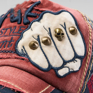 Cappellino con Ricamo Effetto Consumato e Rivetti - Product Image 4