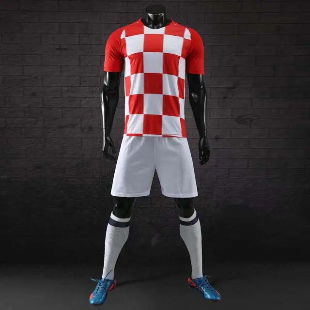 Nuovo di alta qualità di design rosso e bianco custom100 % poliestere uniforme di calcio con la camicia e pantaloncini