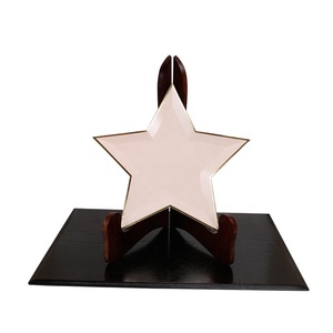 Assiettes de fête en papier jetables en forme d'étoile <span class=keywords><strong>rose</strong></span> vif de 400g/m2 avec bordure dorée - Product Image 3