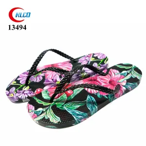 2022 Großhandel Phantasie PVC-Riemen Flip Flops Blumen druck Gummi material Damen Tangas Hausschuhe