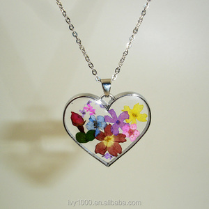 Colgante de capullo de Rosa pequeño en forma de corazón Artesanía de flores secas naturales para joyería de aniversario - Product Image 4