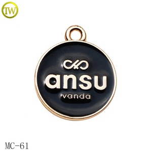 Breloques de bijoux en alliage, pendentifs logo dorés, étiquettes rondes à lettres, accessoires de mode pour bracelets et décoratifs pour vêtements, vente en gros - Product Image 4