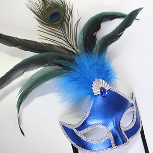 Venta al por mayor fiesta mascarada máscara de pluma de gallo y pavo real plumas máscara para productos de Halloween