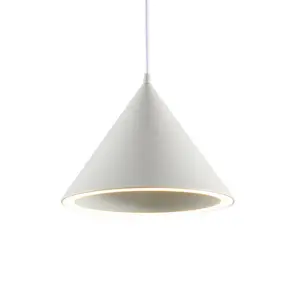 阿里巴巴网上销售现代三角形状枝形吊灯五颜六色的铝材料 LED 光源悬挂吊灯为婴儿