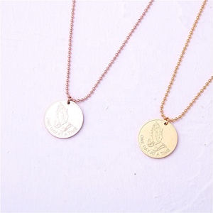 Collana con Ciondolo Medaglia a Forma di Mani in Preghiera in Acciaio Inox Placcato Oro Serenity - Product Image 1