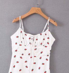Abito da donna R10099S con stampa a fragole, scollo all'americana, schiena scoperta e pizzo. - Product Image 3