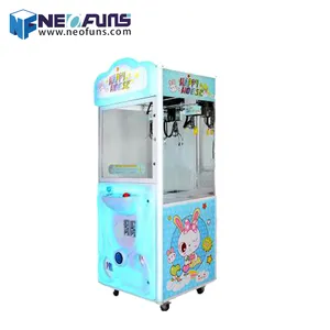 Neofun müşterinin tasarım çift pençe peluş oyuncak vinç pençesi oyunu makinesi satılık