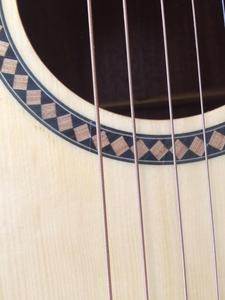 Liquidación de Inventario: Guitarra Acústica Raysen O1 Usada, Clase B, Imperfecta, Abeto + Madera Contrachapada de Sapele, Acabado Mate, Personalizable - Product Image 5