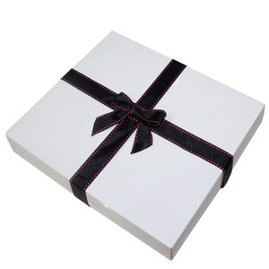 Confezione regalo con fiocco incrociato con fiocco e fiocchi di raso decorativi fatti a mano per occasioni speciali e opzioni di personalizzazione - Product Image 1