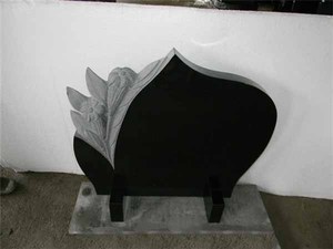 Pierre tombale en granit noir sculptée en forme de rose - Product Image 3