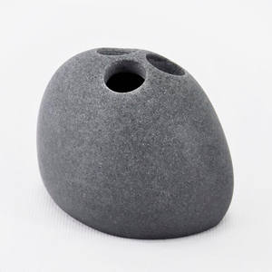 Conjunto de accesorios de baño gris con forma de triángulo de estilo natural - Product Image 4