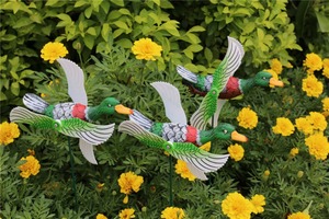 Op Maat Gemaakte Felgekleurde Pe Metalen Decoratieve Plastic Eenden Levendige Houdingen Tuinornamenten Voor Windmolens Binnenplaatsen - Product Image 4
