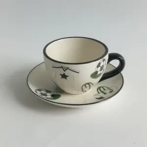 신착 축구 도자기 기념품 컵 찻잔과 접시 세트 축구 인쇄 디자인 차와 커피 컵 세트