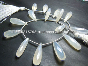 Cuentas de piedras preciosas de calcedonia blanca Natural de grado AAA, cuentas sueltas de gotas largas facetadas de Briolette en Color gris a precio de fábrica - Product Image 1