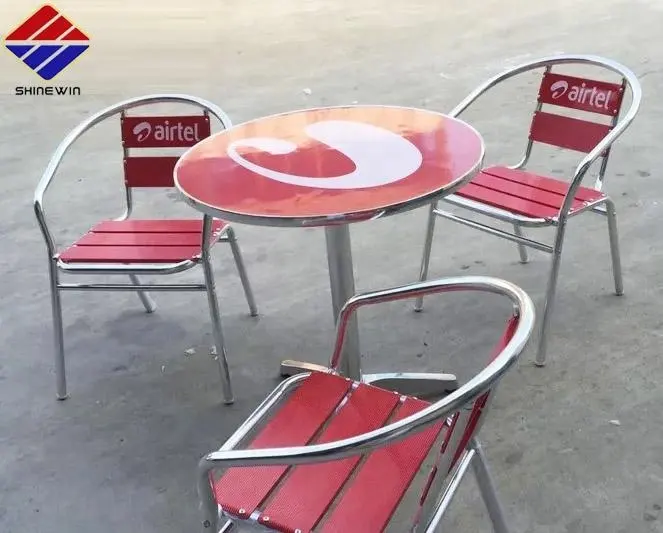 Mesa de comedor al aire libre con logotipo de marca, silla de aluminio para café, restaurante, bebidas, cerveza, publicidad