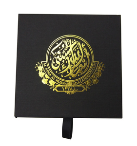 Hộp đựng giày trượt có logo vàng trên nền đen, chất liệu xốp tái chế, lót xốp, dành cho thiết bị điện tử tiêu dùng, đóng gói chắc chắn. - Product Image 6