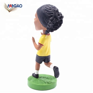 Figurines en résine innovantes de Chine, vente en gros, décoration intérieure, Ronaldinho, figurine de football personnalisée pour voiture, bureau, tableau de bord - Product Image 5
