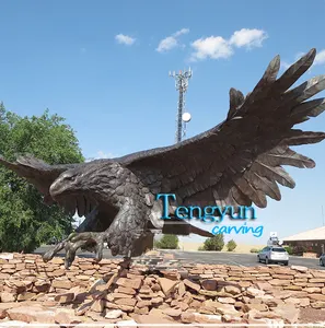 Factory casting garden large metal hunting flying eagle bronze eagle sculpture with sharp claw