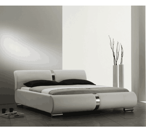 לבן פו עור מיטת מעוטר עם מבריק כרום רצועות - Product Image 1