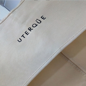 Borsa per indumenti in tessuto ecologico a buon mercato su misura impermeabile all'ingrosso leggero borsa in tessuto non tessuto a prova di polvere