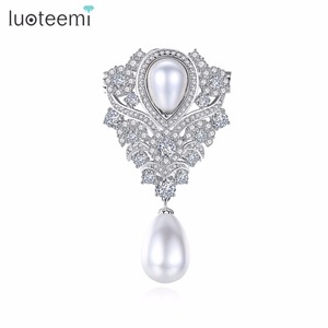 LUOTEEMI O Mais Recente Design Elegante Limpar CZ Cristal Flor Broches Forma Com Duplo Pérolas Jóias Para Presente Mulheres Do Partido - Product Image 1