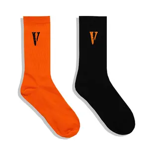 OEM时尚橙色黑色100% 纯棉刺绣提花定制标志船员运动男士袜子