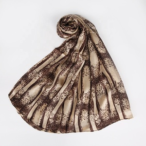 Meilleur Prix Femmes Musulmanes Quotidien Porter Rayure Impression Soie <span class=keywords><strong>Hijab</strong></span> Écharpe En Satin De Soie Foulard - Product Image 1