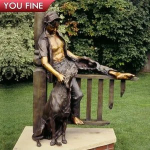 สวนกลางแจ้งประติมากรรมทองเหลืองหล่อบรอนซ์นั่งเด็กและรูปปั้นสุนัข