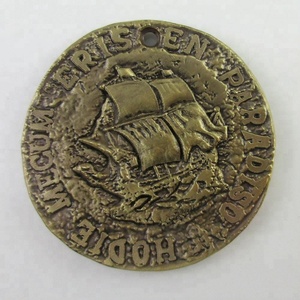 Colgante de Moneda <span class=keywords><strong>Doubloon</strong></span> con Calavera Pirata de Diseño Personalizado - Product Image 2