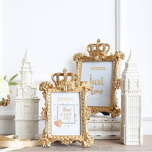 <span class=keywords><strong>Cadre</strong></span> <span class=keywords><strong>photo</strong></span> sur pied décoratif <span class=keywords><strong>personnalisé</strong></span> en or, <span class=keywords><strong>cadre</strong></span> <span class=keywords><strong>photo</strong></span> en résine avec couronne dorée - Product Image 3