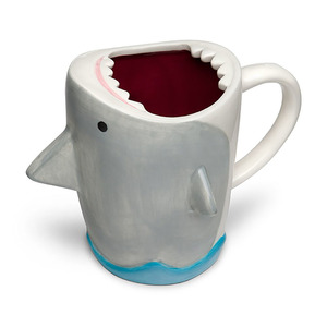 Caneca de Cerâmica Engraçada com Tema de Ataque de Tubarão - Product Image 1